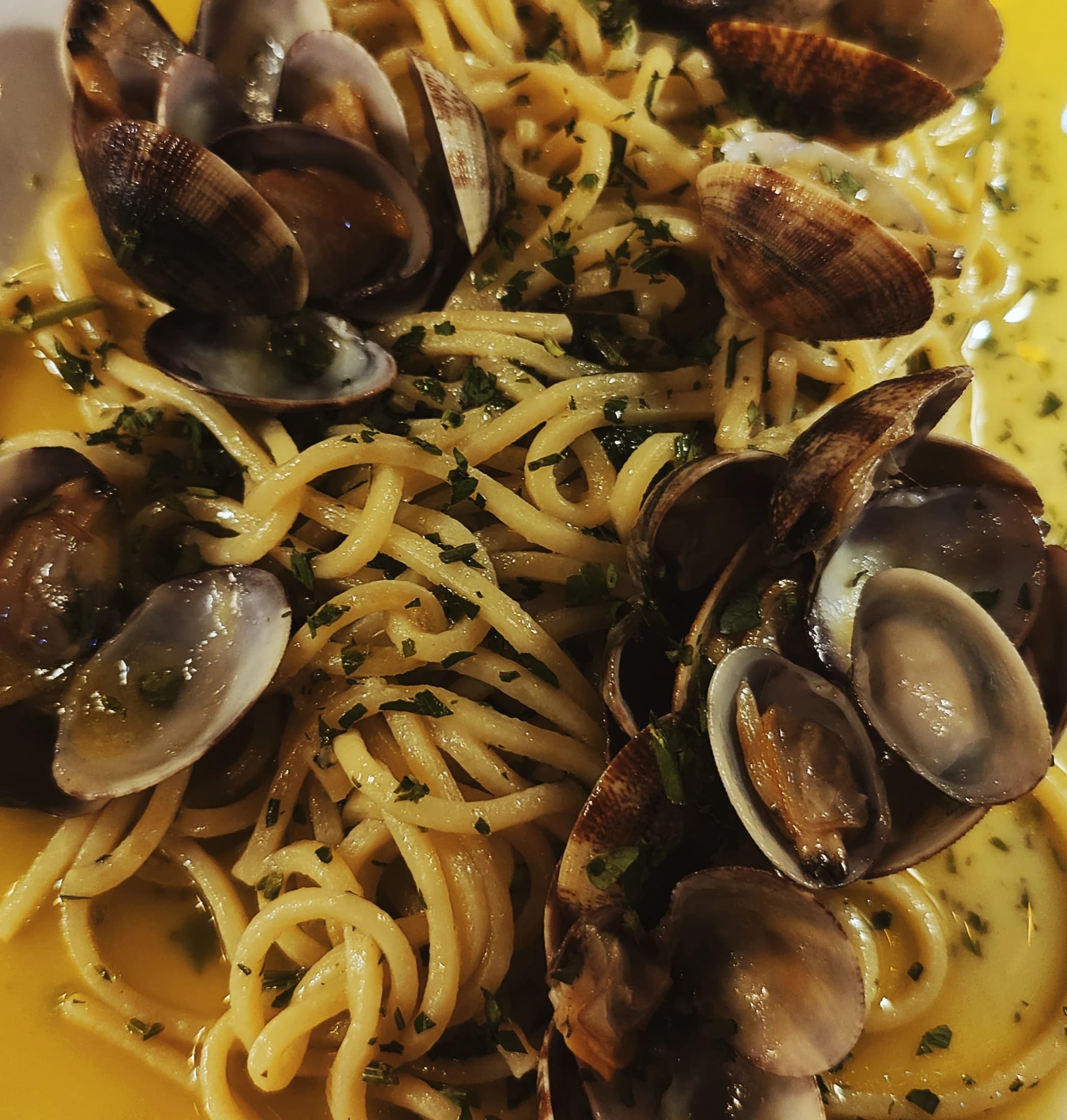 Spaghetti alle vongole, from above